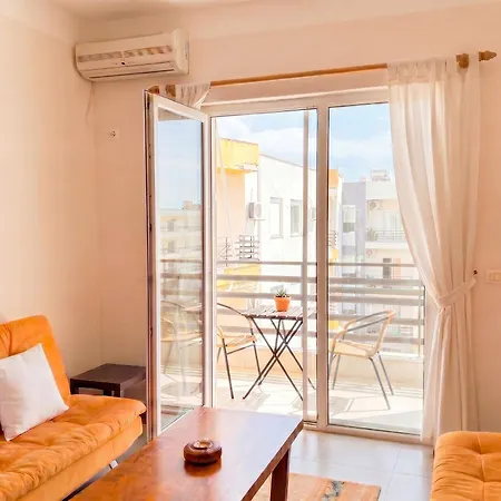 Comfy In Durres 100 Meters From The דירה *