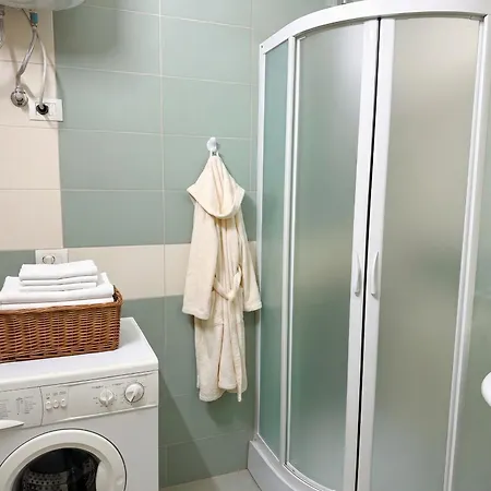 Comfy In Durres 100 Meters From The דירה גולם
