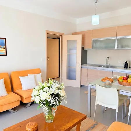 Comfy In Durres 100 Meters From The דירה גולם